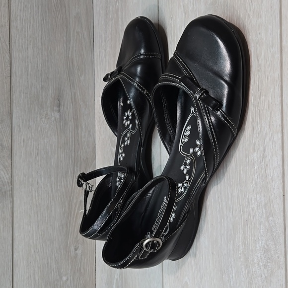 Vintage Prediction Y2k Clog Flats Sz 9.5W Wide - Picture 1 of 11